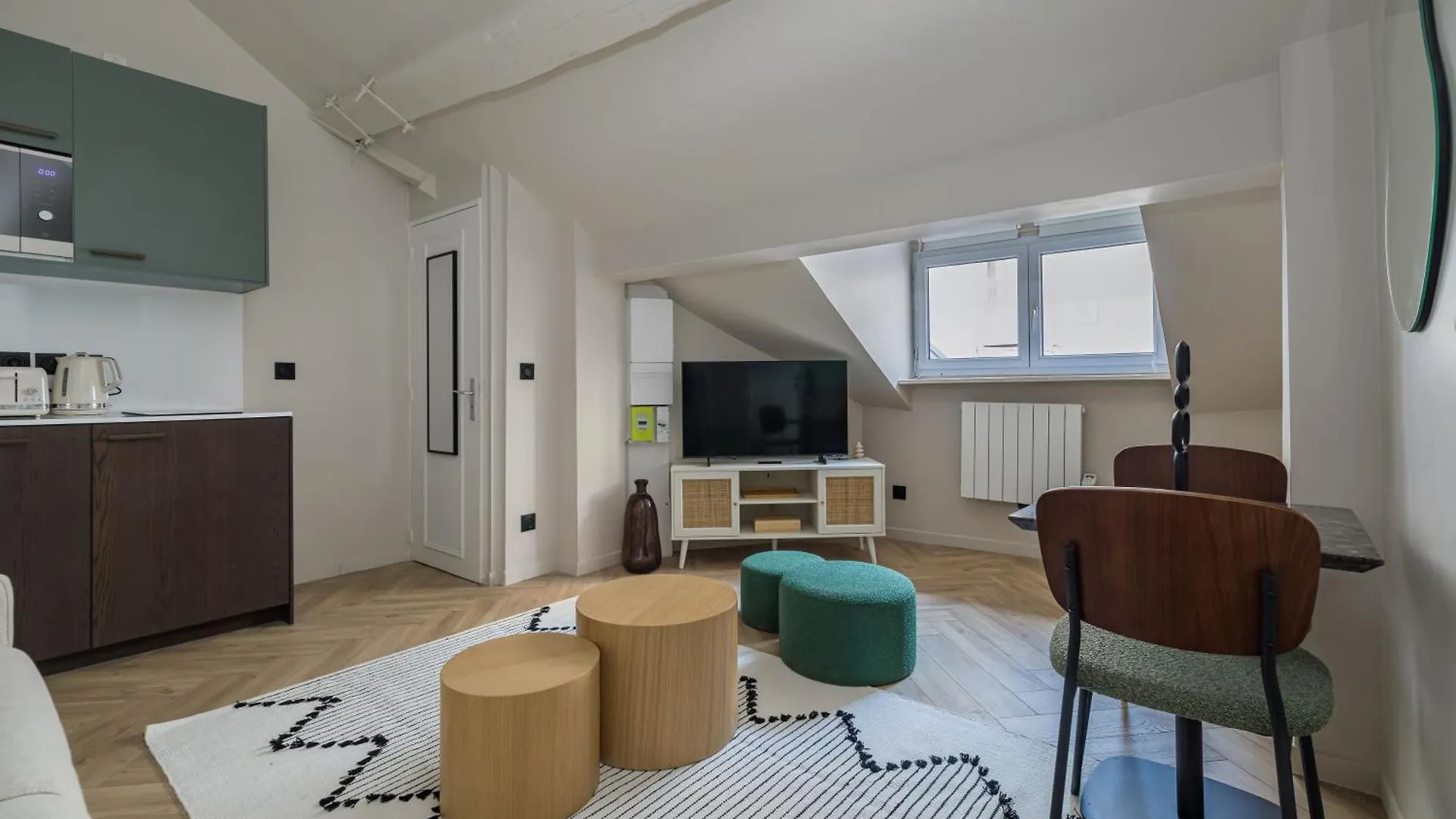 Apartment Poetic - Opera *
